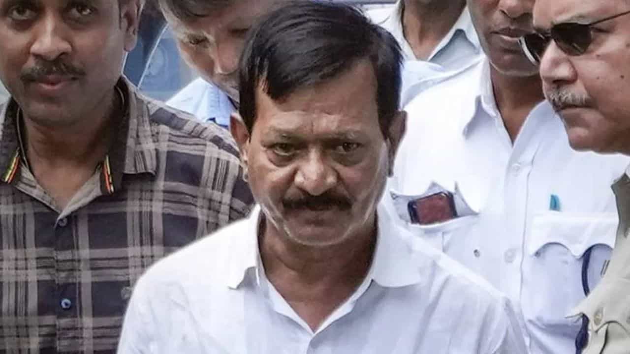 Kalighater Kaku: কালীঘাটের কাকু গলা তো দিয়েছেন অনেকদিন, রিপোর্টটা কোথায়? কোর্ট প্রশ্ন করতেই ইডির চিঠি... Kalighater Kaku: কালীঘাটের কাকু গলা তো দিয়েছেন অনেকদিন, রিপোর্টটা কোথায়? কোর্ট প্রশ্ন করতেই ইডির চিঠি...
