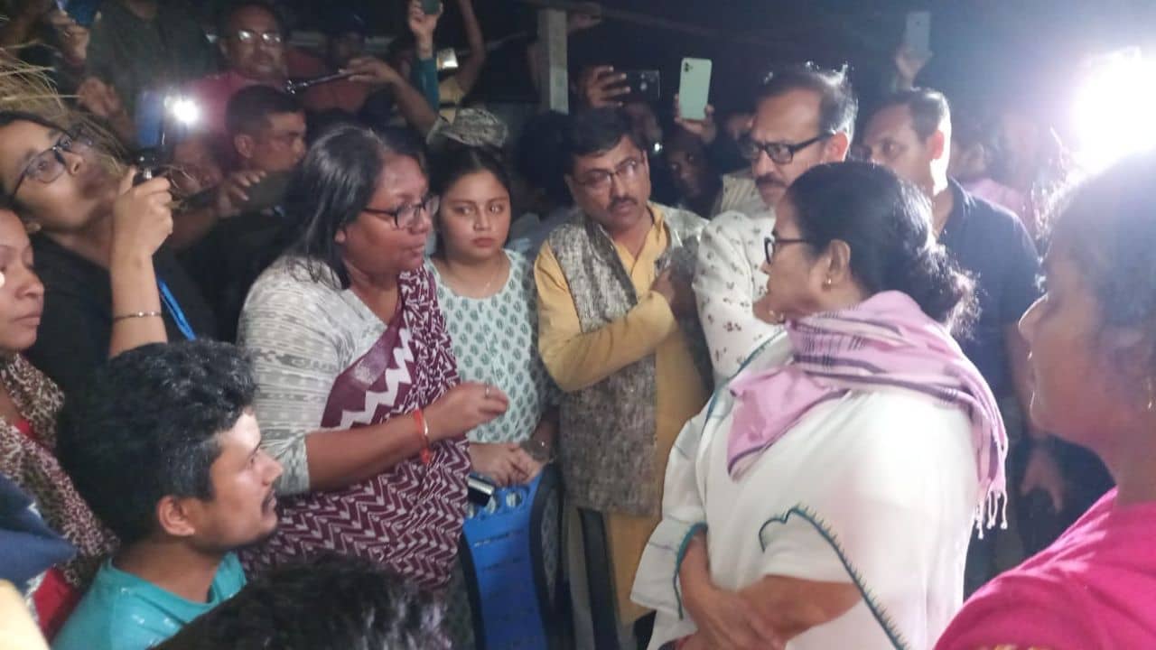 Jalpaiguri Storm: মমতা রাতেই পৌঁছে গেলেন নিহতদের পরিবারের কাছে, শুনলেন সবটা...