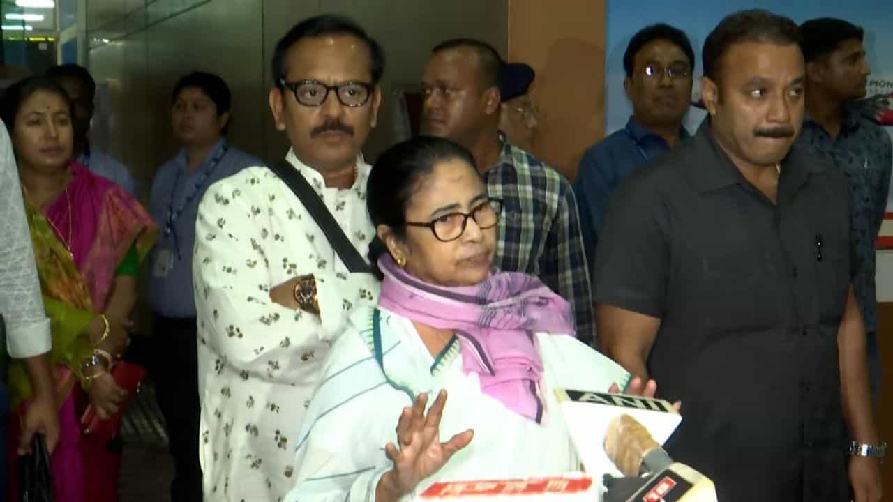Mamata Banerjee: ৫ জনের মৃত্যু শুনে মমতা রাতেই উত্তরবঙ্গে Mamata Banerjee: ৫ জনের মৃত্যু শুনে মমতা রাতেই উত্তরবঙ্গে