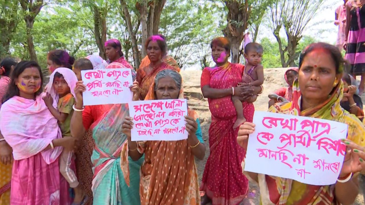 Rekha Patra: 'রেখা পাত্রকে চাই না', সন্দেশখালিতেই পোস্টার হাতে মহিলারা