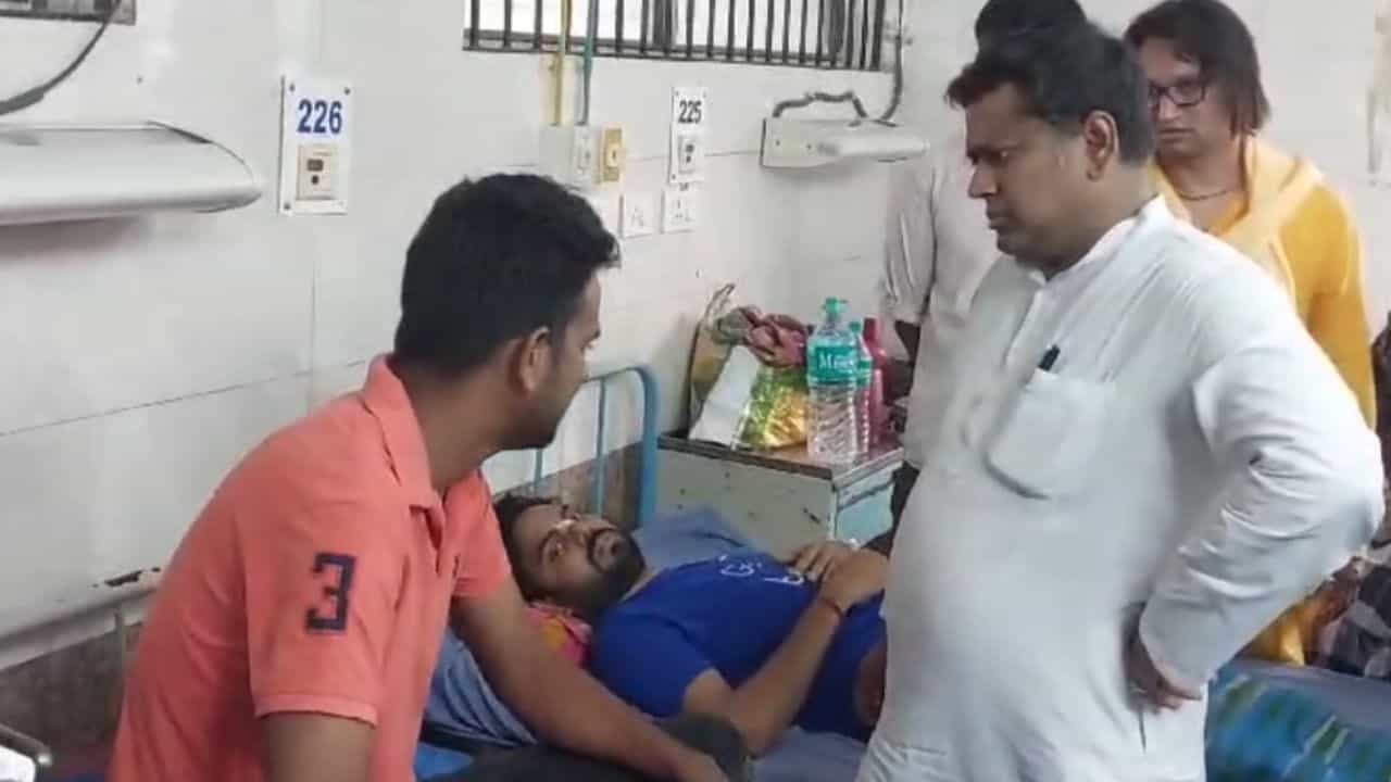 BJP: গঙ্গারামপুরে বিজেপির পতাকা লাগানো ঘিরে অশান্তি, থানায় গেলেন সুকান্ত BJP: গঙ্গারামপুরে বিজেপির পতাকা লাগানো ঘিরে অশান্তি, থানায় গেলেন সুকান্ত