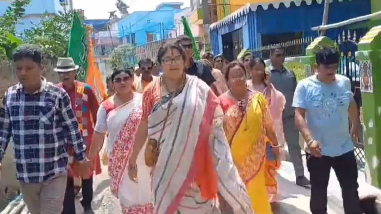 Hooghly: ওলাইচণ্ডীর পুজো দিয়ে প্রচার হুগলিতে প্রচারে লকেট Hooghly: ওলাইচণ্ডীর পুজো দিয়ে প্রচার হুগলিতে প্রচারে লকেট