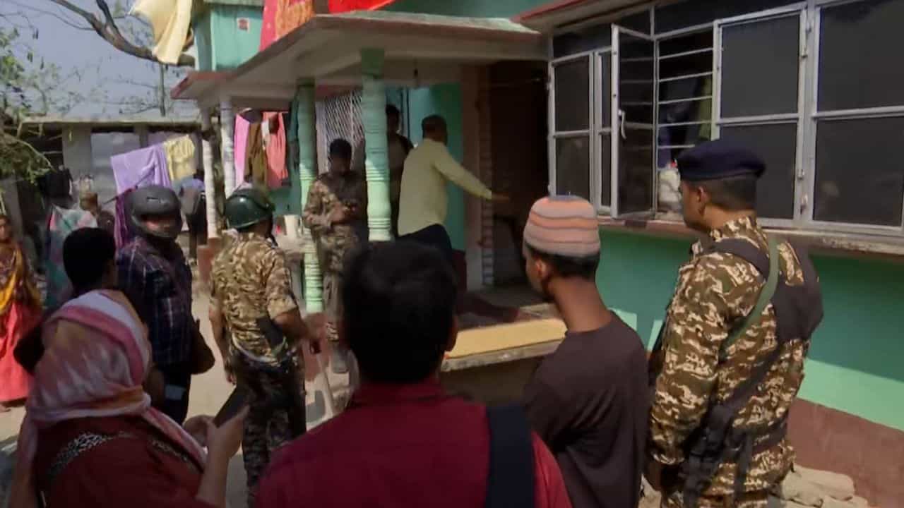 দুরন্ত-প্রেম! সন্দেশখালিতে খোঁজ মিলল শাহজাহানের মনের মানুষের! দেখুন তাঁকে দুরন্ত-প্রেম! সন্দেশখালিতে খোঁজ মিলল শাহজাহানের মনের মানুষের! দেখুন তাঁকে