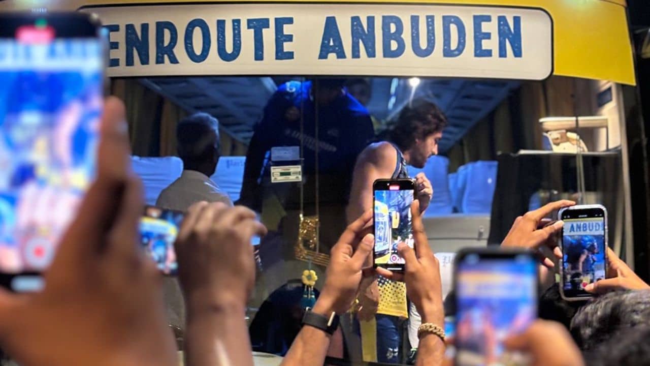 MS Dhoni: জুনিয়রকে নিয়ে সিনেমা হলে ধোনি; নায়ক নয়, মাহিকে নিয়েই মাতামাতি