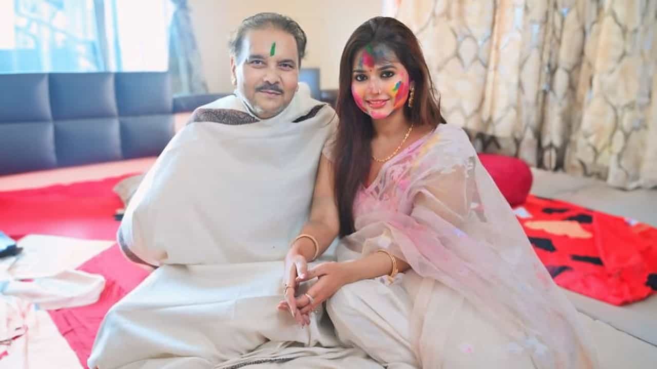Madan Mitra: গায়ে জড়ানো সাদা শাল, মদনের পাশে বসে থাকা মহিলার পরিচয় জানেন? Madan Mitra: গায়ে জড়ানো সাদা শাল, মদনের পাশে বসে থাকা মহিলার পরিচয় জানেন?