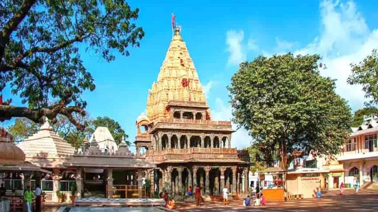 মহাকালেশ্বর মন্দির, মধ্য প্রদেশ: শিপ্রা নদীর ধারে উজ্জয়িনীতে অবস্থিত এই জ্যোতির্লিঙ্গ মন্দির। এই মন্দিরের ভস্ম আরতি ভক্তদের কাছে আকর্ষণীয়। 