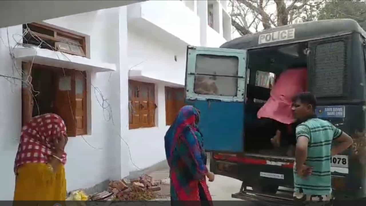 Jalpaiguri:'তাগড়াই চেহারা, হেব্বি দম'! আশ্রিতার এক মেসেজেই লাখপতি বাড়িওয়ালি Jalpaiguri:'তাগড়াই চেহারা, হেব্বি দম'! আশ্রিতার এক মেসেজেই লাখপতি বাড়িওয়ালি