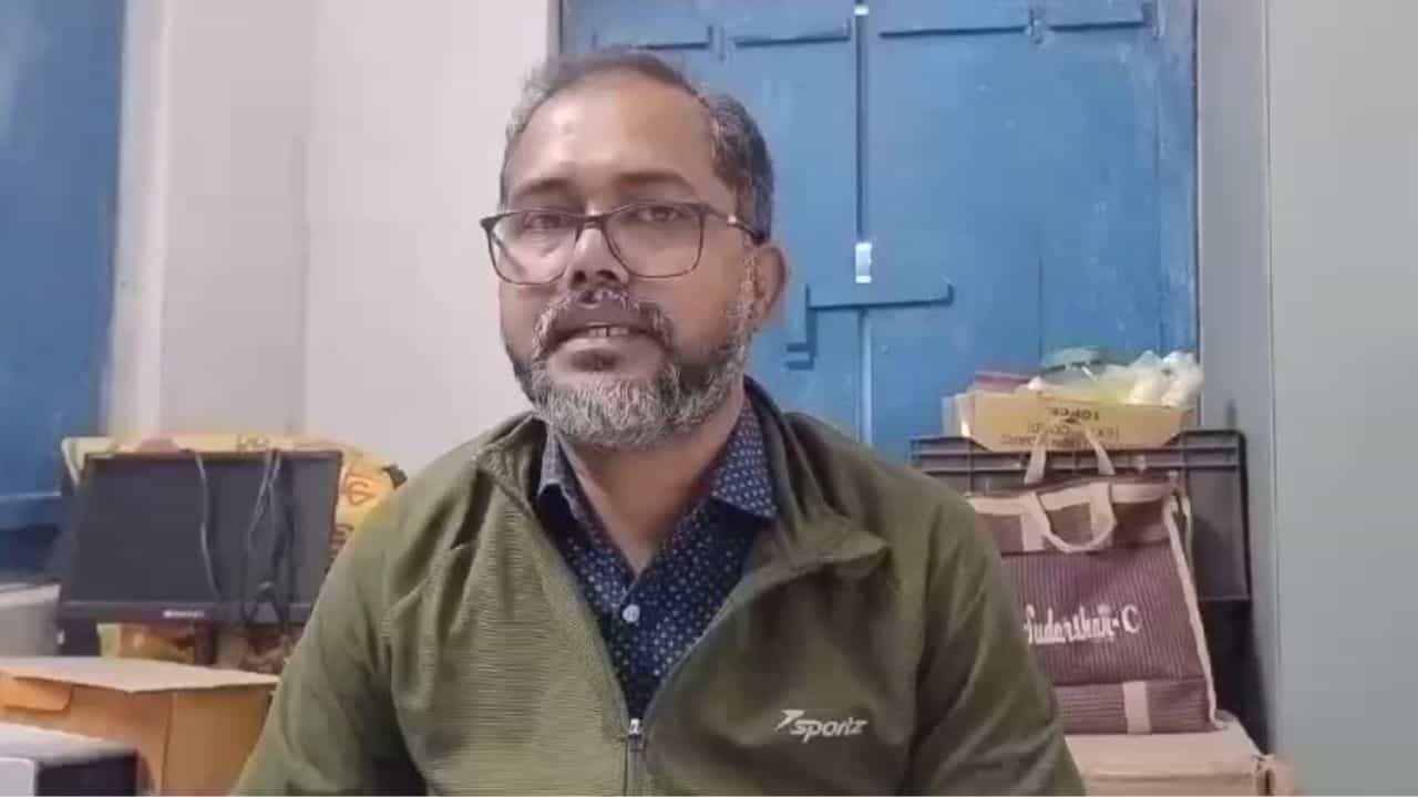 Malda: মাস্টারমশাইয়ের ভোজবাড়ির জন্যই তাড়াতাড়ি স্কুল ছুটি! অভিযোগ ঘিরে হইচই Malda: মাস্টারমশাইয়ের ভোজবাড়ির জন্যই তাড়াতাড়ি স্কুল ছুটি! অভিযোগ ঘিরে হইচই