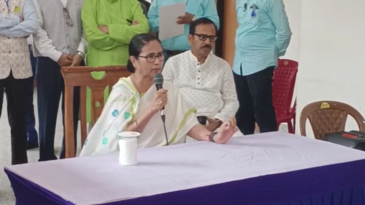 CM Mamata Banerjee: ‘আমি জানতামই না, খেলাটা খেলল কে?’ একটা হোয়াটসঅ্যাপ মেসেজ, আর তাতেই রাজ্যজুড়ে বড় বিভ্রান্তি, ক্ষুব্ধ মুখ্যমন্ত্রীর বড় পদক্ষেপ