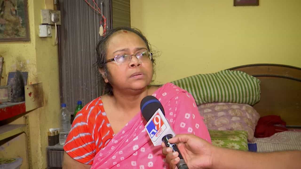 Sonali Guha: 'দিদির রক্তটা মুছে দেওয়ার কথা কারও কি মনে হয়নি', কেঁদে ফেললেন সোনালি Sonali Guha: 'দিদির রক্তটা মুছে দেওয়ার কথা কারও কি মনে হয়নি', কেঁদে ফেললেন সোনালি