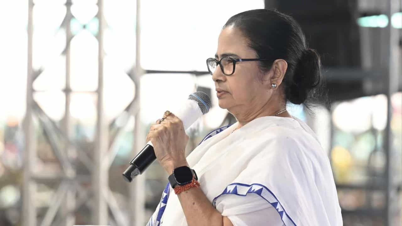 Mamata Banerjee: বালুর হাবড়ায় আজ মমতা, সিএএ নিয়ে কোন বার্তা দিতে চলেছেন?