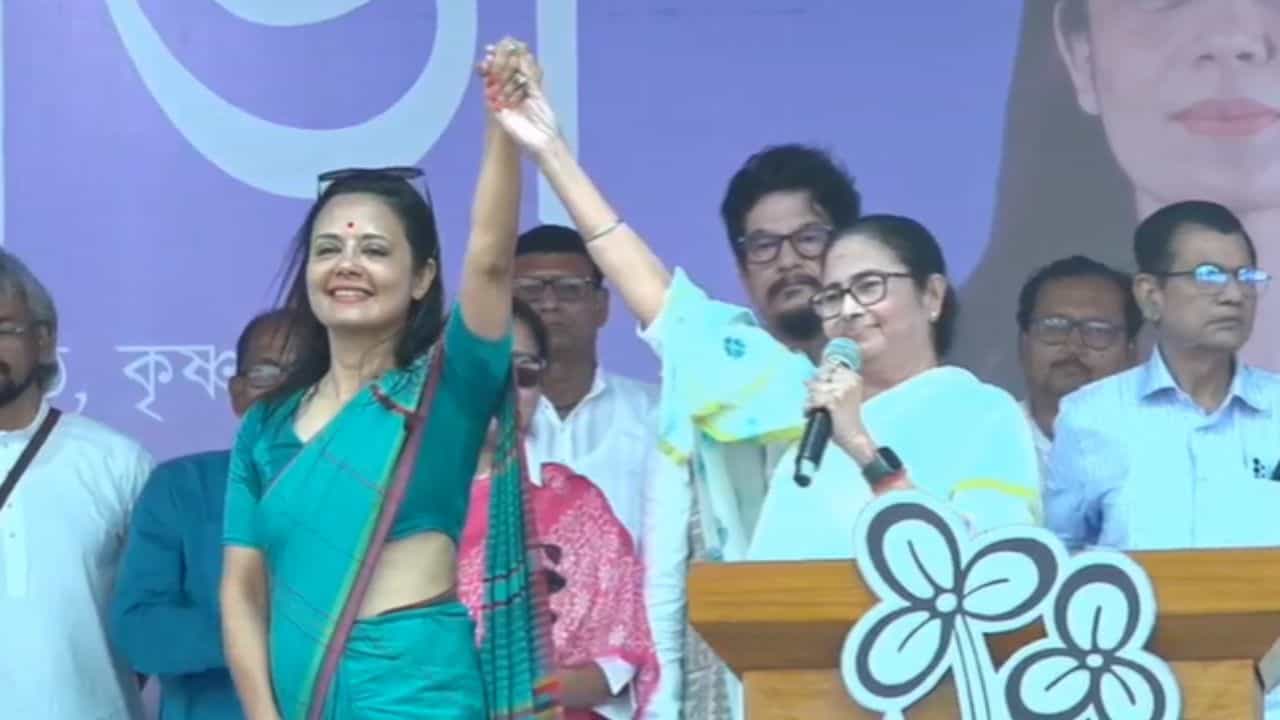 Mamata Banerjee on Mahua Moitra: 'ওঁর বাবা-মা বেচারা কিছু জানে না, তল্লাশি করে এল', মহুয়ার প্রচারে মমতা Mamata Banerjee on Mahua Moitra: 'ওঁর বাবা-মা বেচারা কিছু জানে না, তল্লাশি করে এল', মহুয়ার প্রচারে মমতা