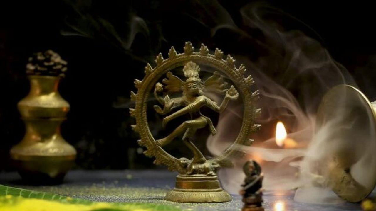 প্রতি বছর এই শিবলিঙ্গের আকৃতি এক থেকে দুই ইঞ্চি করে বাড়তে শুরু করে। আর তাই ছোট শিবলিঙ্গ থেকে এখন বিরাট বড় শিবলিঙ্গে পরিণত হয়েছে। এই অলৌকিক ঘটনা দেখে ভিড় করতে শুরু করে।