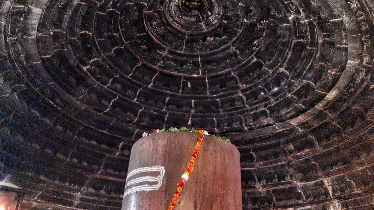 ইতিহাস ঘাঁটলে বোঝা যায়, মন্দিরটি এক হাজার বছর আগে নবম শতাব্দীতে চান্দেলা রাজাদের দ্বারা নির্মিত হয়েছিল। শিবলিঙ্গ অভিষেক করতে ভক্তদের ৬ ফুট উঁচু জলহরিতে উঠতে হয়। এরপরেই শিবলিঙ্গের জলাভিষেক হয়। মহাশিবরাত্রি উৎসব, মকর সংক্রান্তি ও অমাবস্যায় হাজার হাজার ভক্ত এখানে পুজো দিতে আসেন।