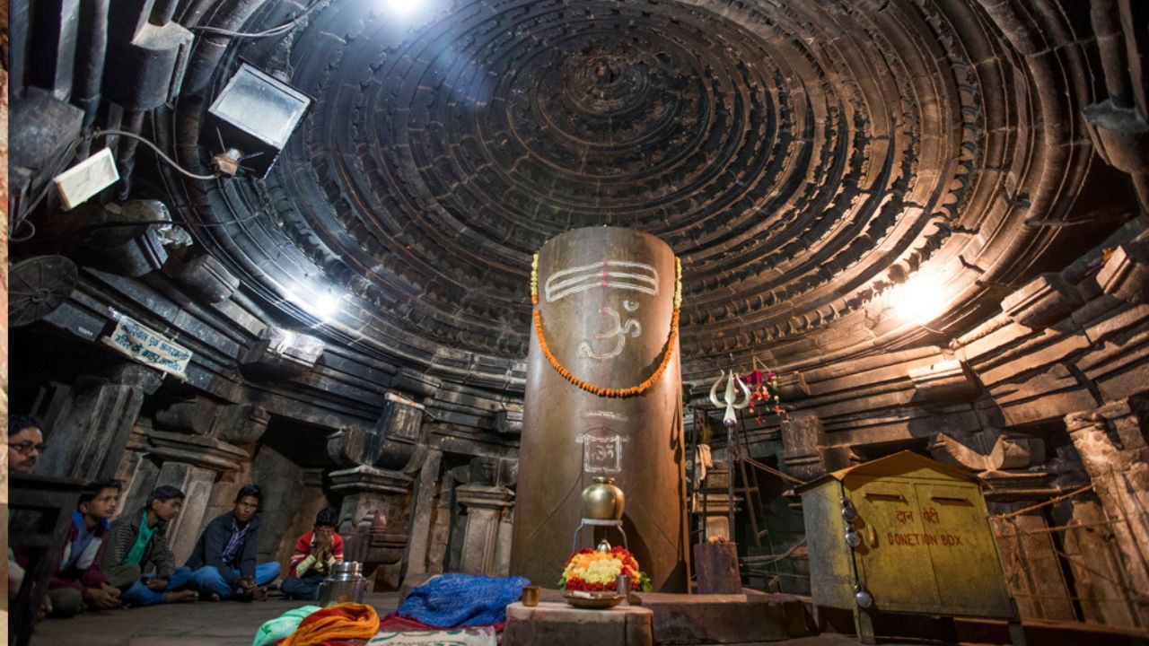 মধ্যপ্রদেশের খাজুরাহে অবস্থিত হাজার বছরের পুরনো মাতঙ্গেশ্বর মন্দির বুন্দেলখণ্ড অঞ্চলের এক বিশ্বাসের কেন্দ্র। মূল মন্দিরের পশ্চিম দিকে বিশাল মন্দিরের ভিতরে একটি বিশাল শিবলিঙ্গ স্থাপন করা হয়েছে। মন্দিরের গর্ভগৃহে ৬ ফুট উঁচু জলহরির উপরে একটি ৯ ফুট উঁচু শিবলিঙ্গ রয়েছে।