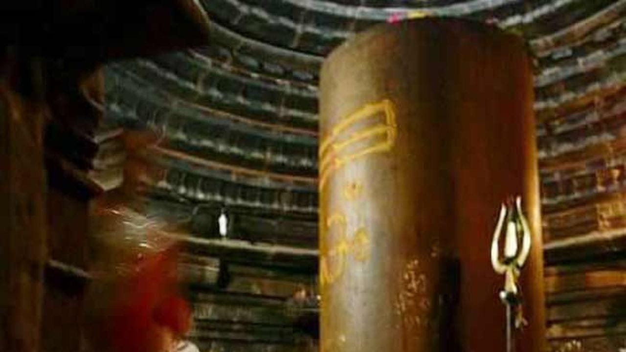 পৌরাণিক কাহিনি অনুসারে, গোটা মন্দিরটি একটি বিশেষ রত্নপাথরের উপর নির্মিত হয়েছে। আর এটাই নাকি অলৌকিক ঘটনার পিছনে কারণ। এই রত্নটি স্বয়ং শিব সম্রাট যুধিষ্ঠিরকে দিয়েছিলেন। প্রতিটি ইচ্ছা পূরণ করেন মহাদেব। পরবর্তীকালে যুধিষ্ঠির এই বিশেষ রত্ন মাতঙ্গ ঋষিকে দান করেন।