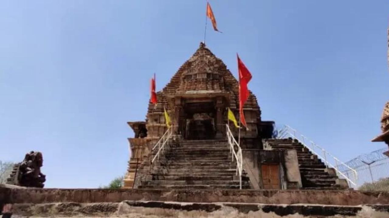 মহাশিবরাত্রি উপলক্ষে মন্দিরে চলছে বিশেষ প্রস্তুতি। শিব ও পার্বতীর বিবাহ উপলক্ষে শহরে শোভাযাত্রাও বের করা হবে। মাতঙ্গেশ্বর মন্দিরেই বিয়ের অনুষ্ঠানও সম্পন্ন হয়। শুধু তাই নয় এই জনপ্রিয় ও ঐতিহাসিক বিখ্যাত মন্দিরের সঙ্গে জড়িয়ে রয়েছে পৌরাণিক কাহিনি।