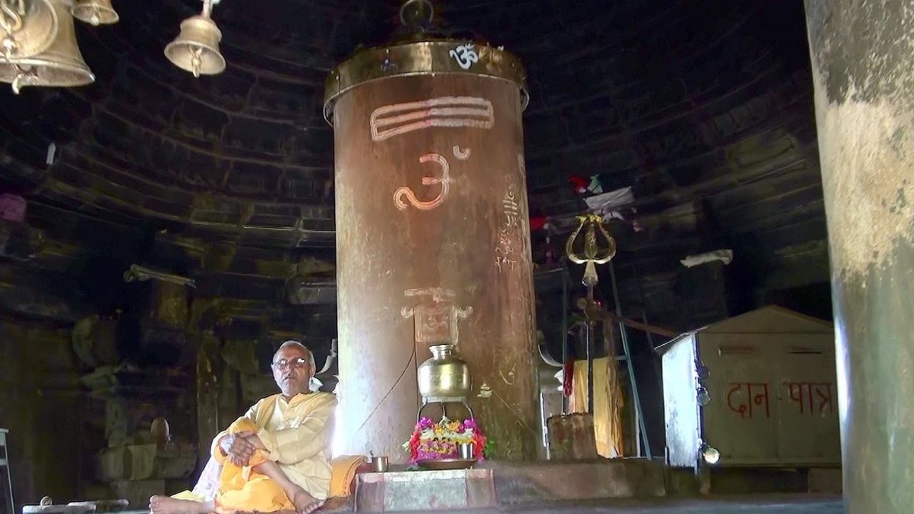 তারপর থেকে আজ পর্যন্ত শিবলিঙ্গের আকার বেড়েই চলেছে। সারা বছরই এখানে ভক্তরা ভোলেনাথের অভিষেক করে পুজো করতে থাকেন।