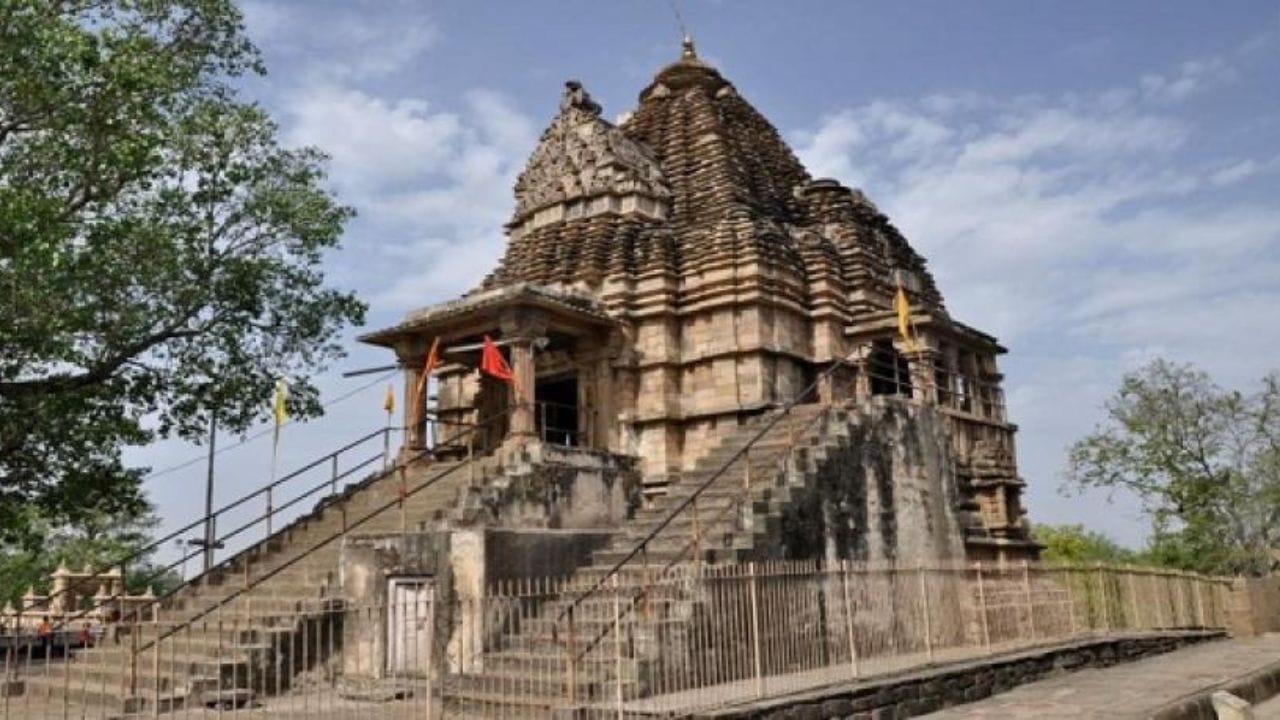 এই রত্ন ঋষি মাতঙ্গ থেকে বুন্দেলখণ্ডের চণ্ডাল রাজা হর্ষবর্মনের কাছে এসেছিলেন। যিনি জনকল্যাণের জন্য এই রত্নটিকে মাটির নিচে পুঁতে রেখেছিলেন। একই স্থানে মাতঙ্গেশ্বর মন্দির নির্মাণ করেছিলেন।