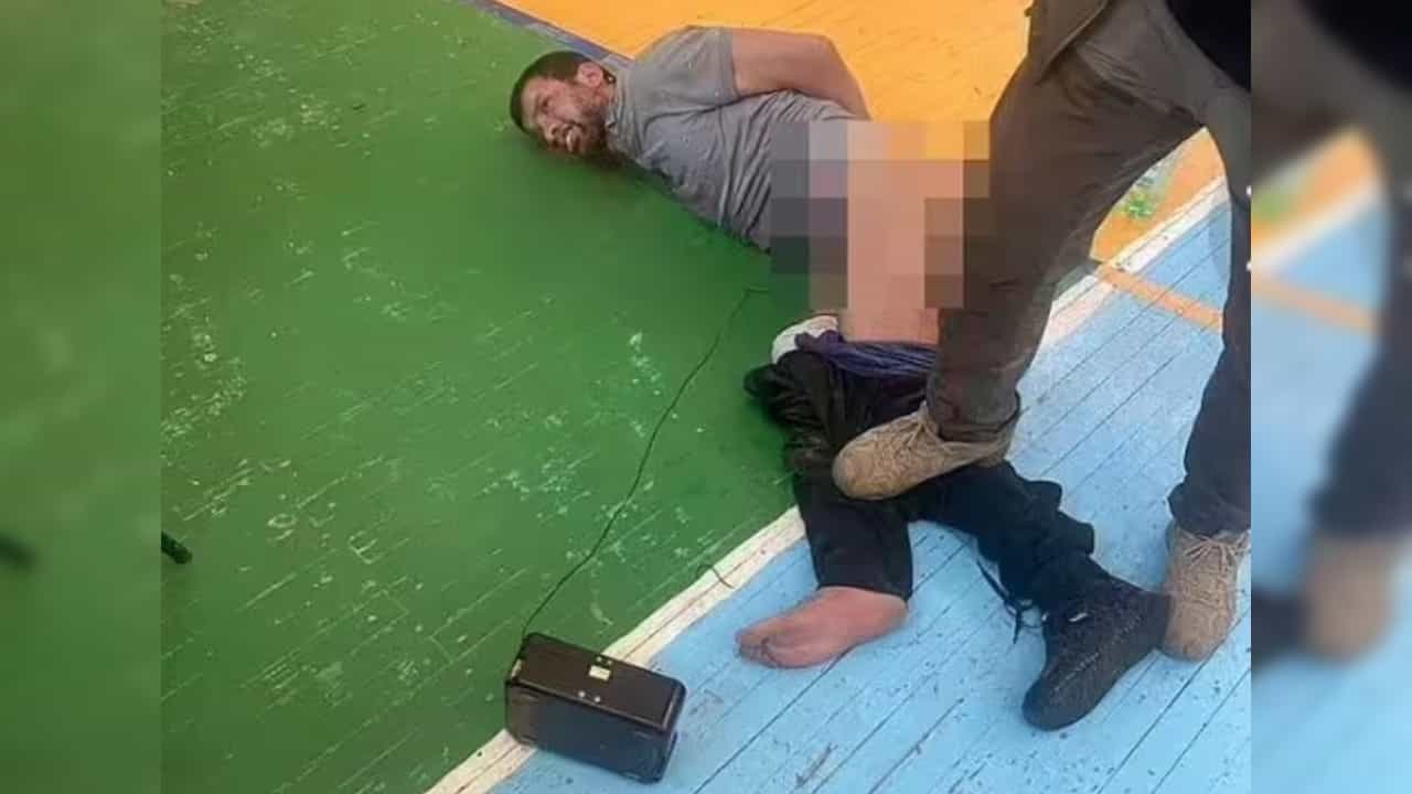 Russia: যৌনাঙ্গে ৮০ ভোল্টের ব্যাটারি, বন্দি জঙ্গিদের 'জামাই আদর' রাশিয়ার! Russia: যৌনাঙ্গে ৮০ ভোল্টের ব্যাটারি, বন্দি জঙ্গিদের 'জামাই আদর' রাশিয়ার!