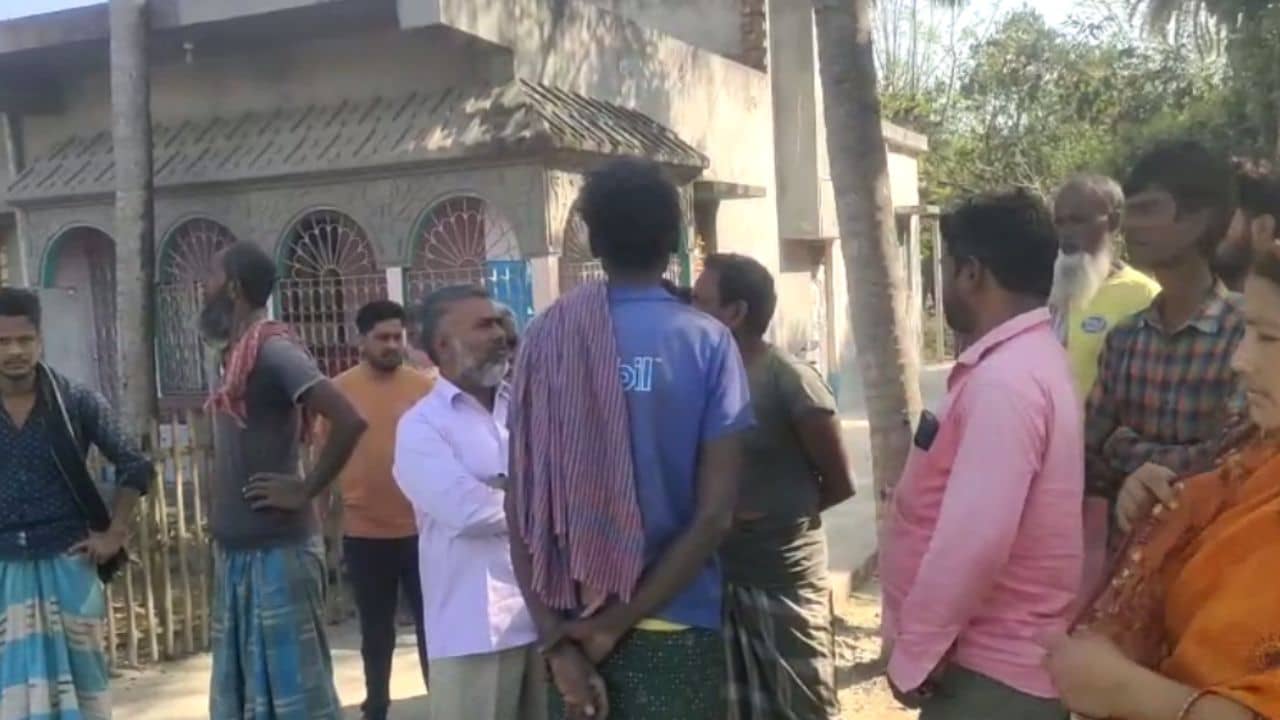 Murshidabad: পাশের বাড়ি গিয়ে মহিলাকে খুন, অভিযুক্ত শিক্ষক পলাতক