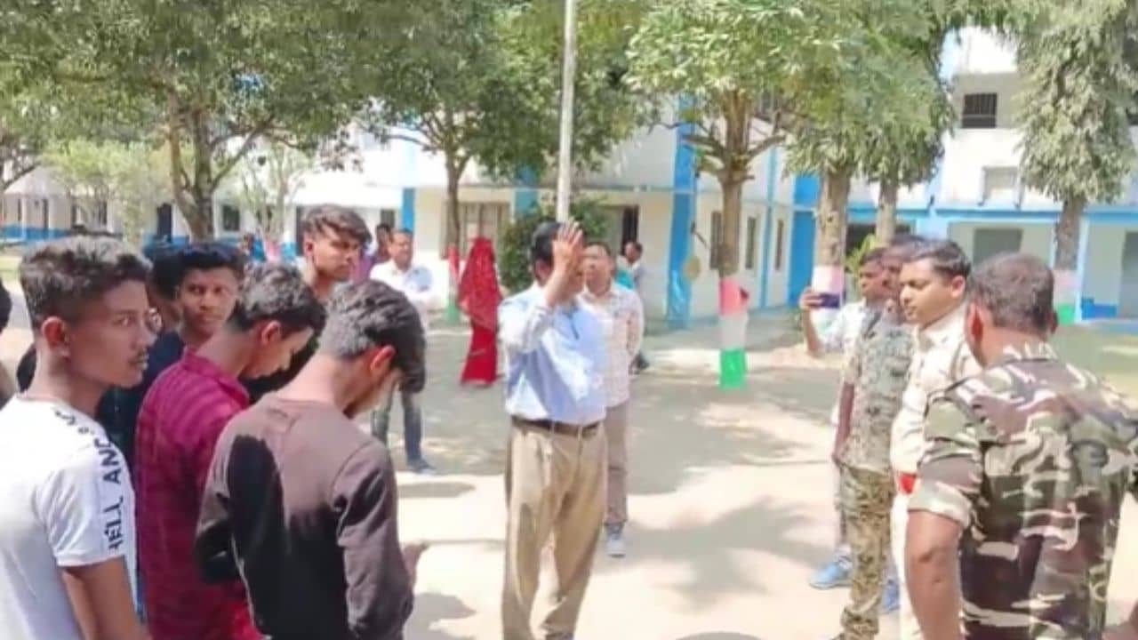 Murshidabad:  বিভিন্ন দাবি দাওয়া নিয়ে স্কুলে বিক্ষোভ, ছাত্রদের মারধরের অভিযোগ OC-র বিরুদ্ধে