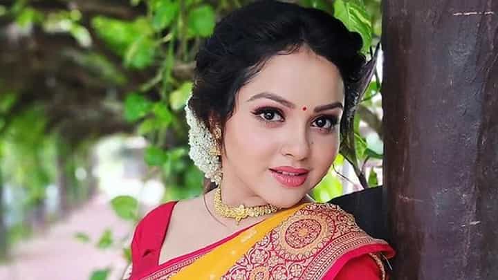Tollywood Controversy: তৃতীয় ব্যক্তি হয়ে এন্ট্রি নবনীতার, ফিরছেন 'পারো' হয়ে Tollywood Controversy: তৃতীয় ব্যক্তি হয়ে এন্ট্রি নবনীতার, ফিরছেন 'পারো' হয়ে