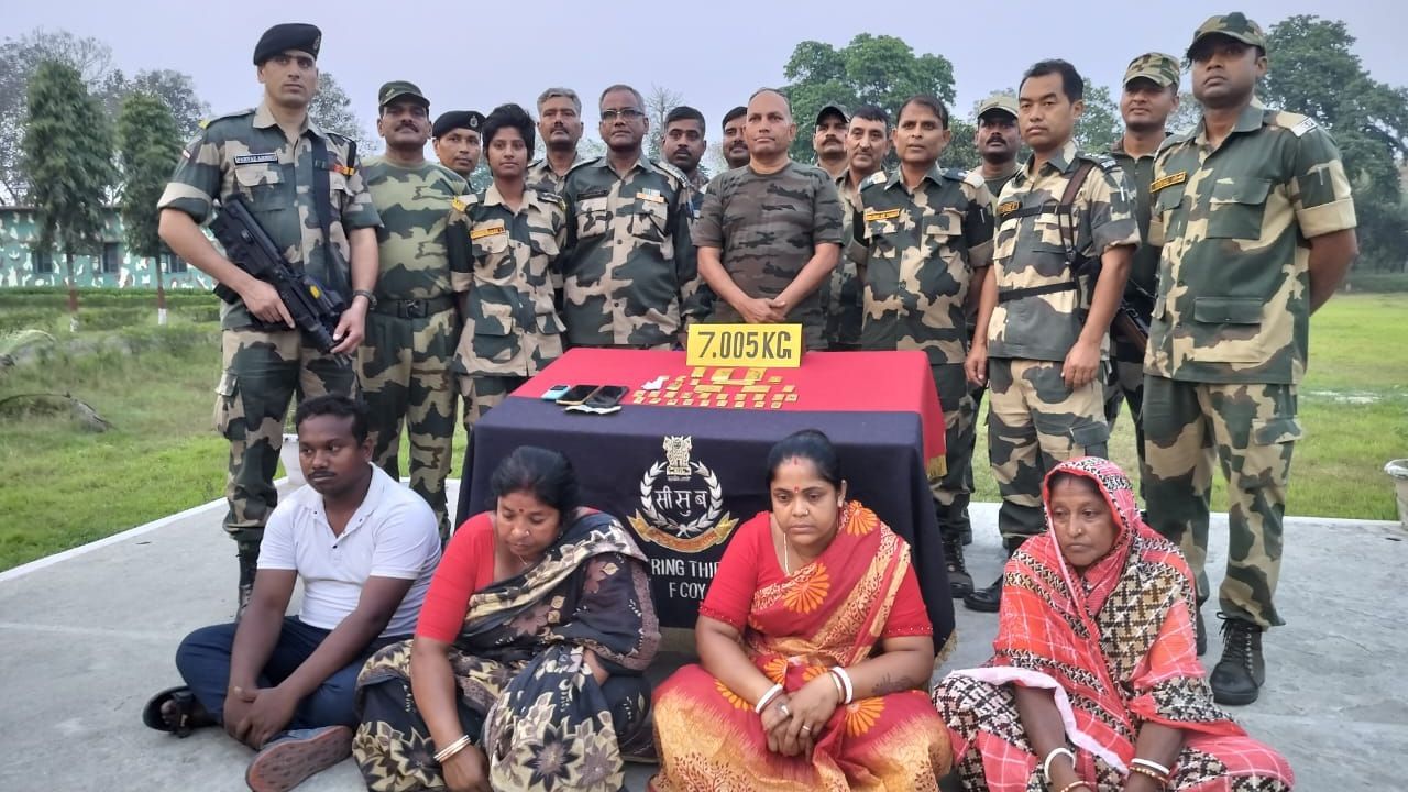 BSF: গেদে স্টেশনে ওদের হাবভাব দেখেই সন্দেহ হয়েছি, ব্যাগ ঘাঁটার পরই গ্রেফতার ৪