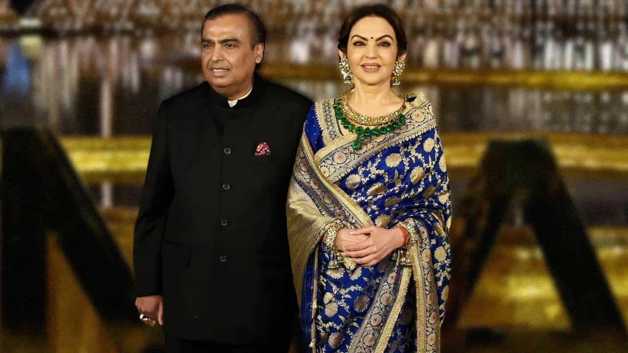 মুকেশ অম্বানী এবং নীতা অম্বানী দেশের ধনীতম দম্পতি। কিন্তু নীতা অম্বামী মোটেই কোনও ধনী ঘরের মেয়ে ছিলেন না। বরং খুবই সাধারণ পরিবার থেকে উঠে এসেছিলেন।