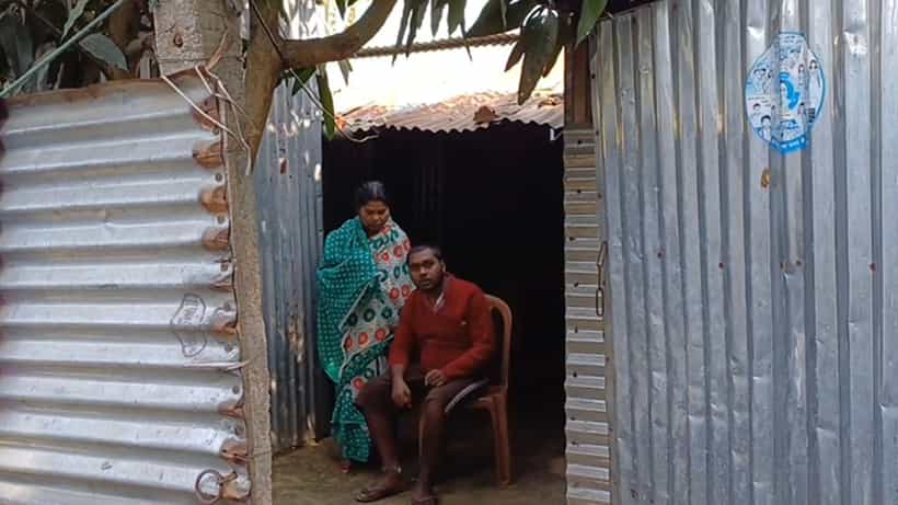 North Dinajpur: মেলেনি লক্ষ্মীর ভান্ডার, জোটেনি আবাসের ঘর, ছেলেকে শিকল বেঁধে রাখেন মা!