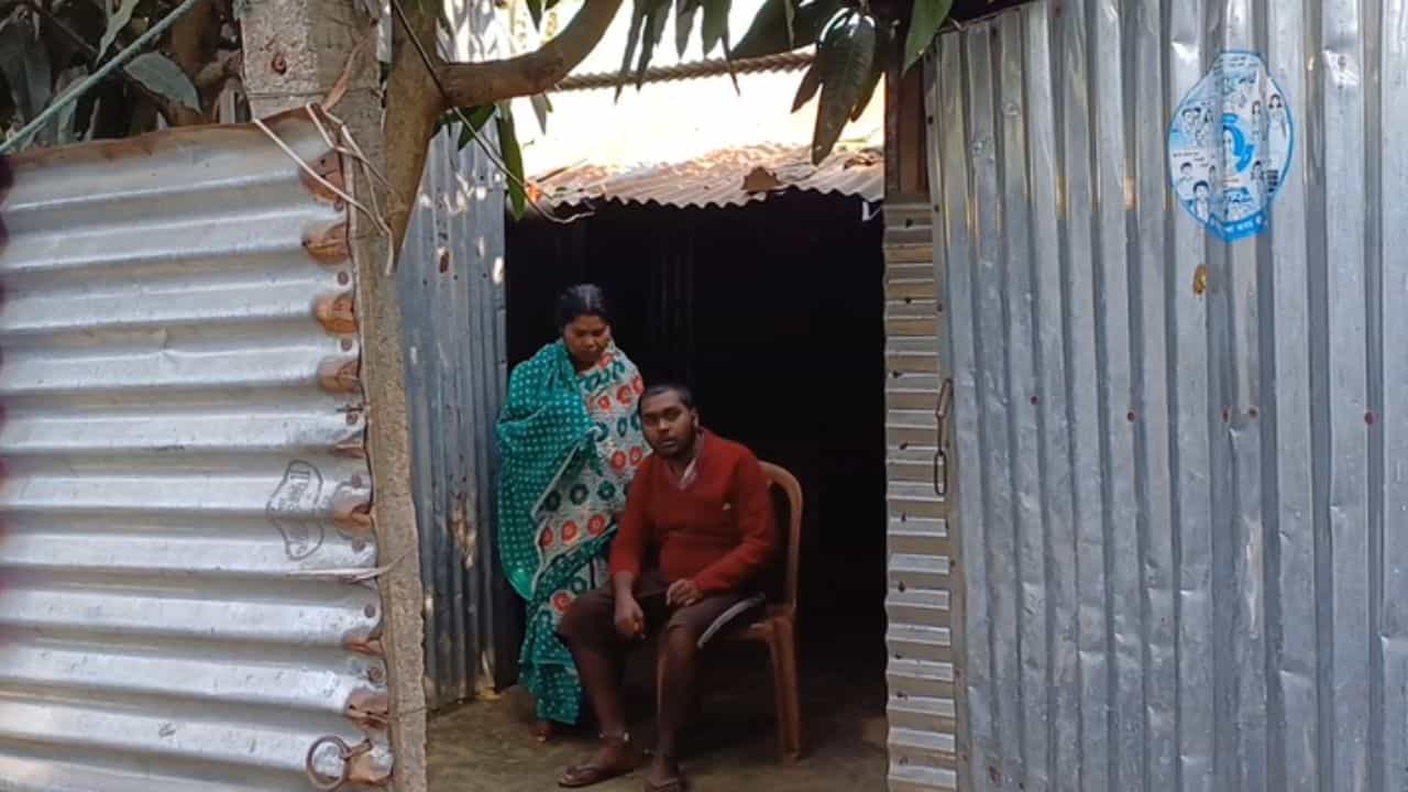 North Dinajpur: মেলেনি লক্ষ্মীর ভান্ডার, জোটেনি আবাসের ঘর, ছেলেকে শিকল বেঁধে রাখেন মা! North Dinajpur: মেলেনি লক্ষ্মীর ভান্ডার, জোটেনি আবাসের ঘর, ছেলেকে শিকল বেঁধে রাখেন মা!