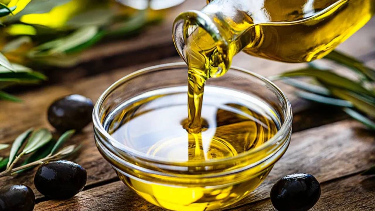 অলিভ অয়েলও স্বাস্থ্যের জন্য উপকারী। লিভারকেও তা সুস্থ থাকতে সাহায্য করে। অলিভ অয়েল দিয়ে রান্না করলে ফ্যাটি লিভারে আক্রান্ত হওয়ার সম্ভাবনা কমে। 