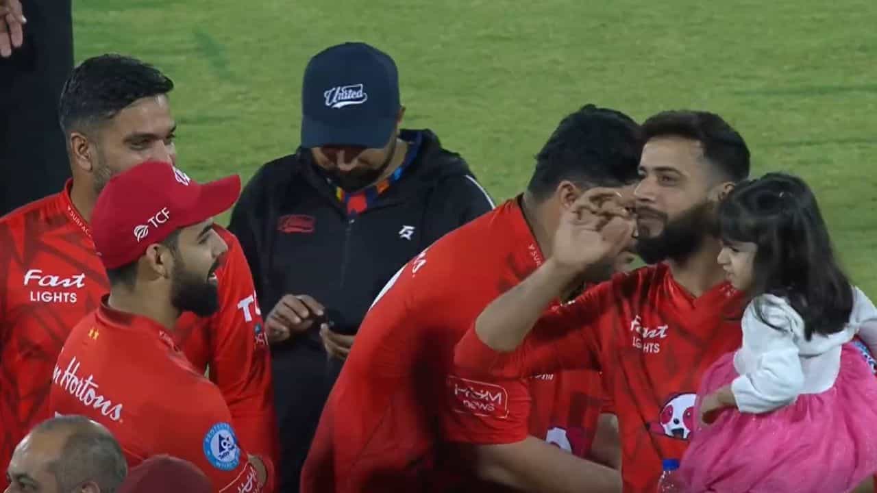 Imad Wasim: ভিডিয়োয় ধরা পড়ল ড্রেসিংরুমে ধূমপান! PSL-এর পুরো নাম পাকিস্তান স্মোকিং লিগ! Imad Wasim: ভিডিয়োয় ধরা পড়ল ড্রেসিংরুমে ধূমপান! PSL-এর পুরো নাম পাকিস্তান স্মোকিং লিগ!