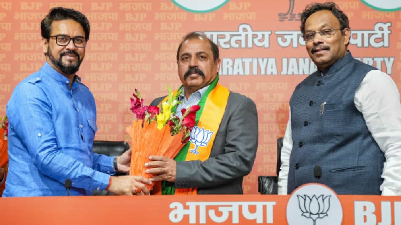 RKS Bhadauria Joins BJP: ভোটের আগে বিজেপিতে সামিল বায়ুসেনার প্রাক্তন প্রধান আরকেএস ভাদৌরিয়া RKS Bhadauria Joins BJP: ভোটের আগে বিজেপিতে সামিল বায়ুসেনার প্রাক্তন প্রধান আরকেএস ভাদৌরিয়া