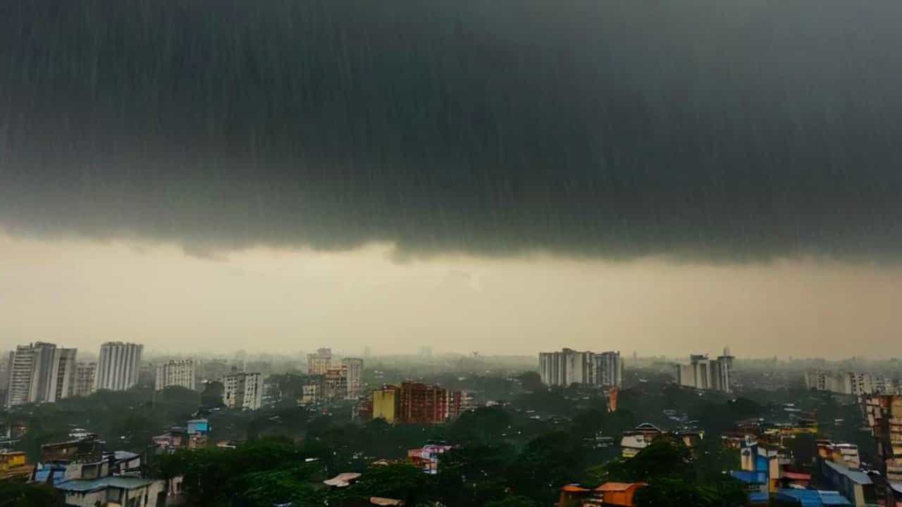 Weather Update: বৃষ্টিতে ভিজবেন আজই, আর ঠিক কতক্ষণের অপেক্ষা Weather Update: বৃষ্টিতে ভিজবেন আজই, আর ঠিক কতক্ষণের অপেক্ষা