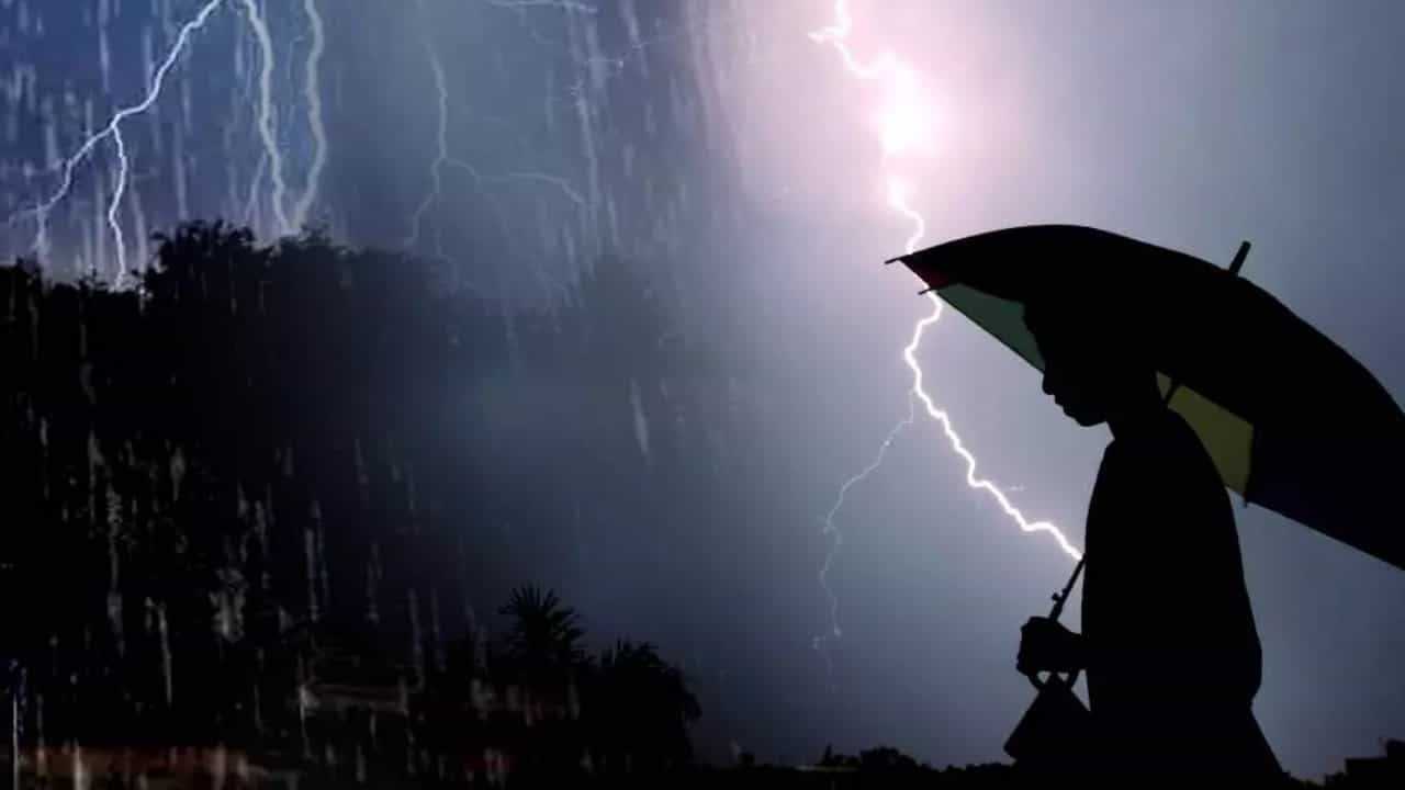 Weather Alert: সন্ধে থেকে আকাশে গুড়ুম গুড়ুম, রাতেই ঝড়-বৃষ্টি এই জেলাগুলিতে Weather Alert: সন্ধে থেকে আকাশে গুড়ুম গুড়ুম, রাতেই ঝড়-বৃষ্টি এই জেলাগুলিতে