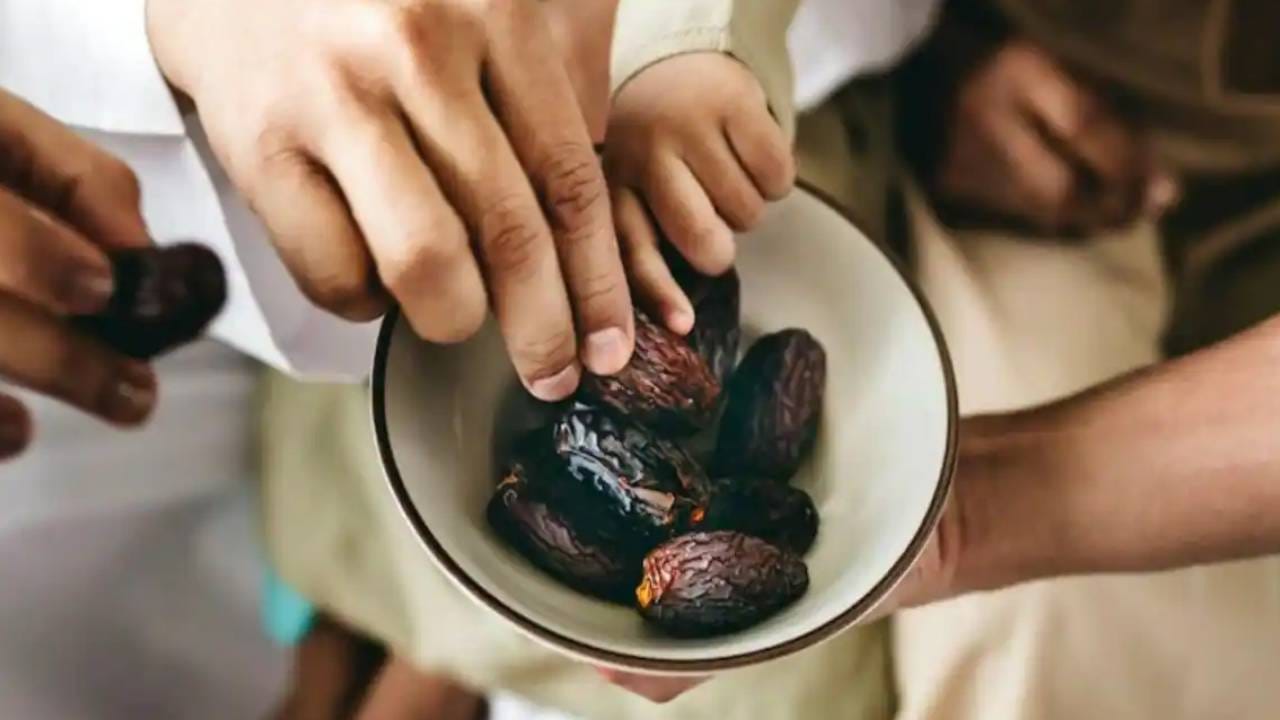 খেজুর খেয়ে রোজা ভঙ্গের পিছনে বেশ কিছু কারণ রয়েছে। এর মধ্যে যেমন রয়েছে ধর্মীয় দৃষ্টিকোণ, তেমনই বিজ্ঞানসম্মত কারণ রয়েছে। 