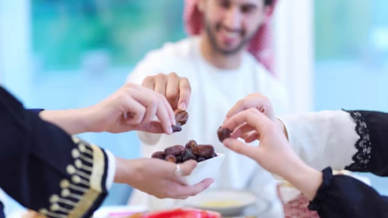 খেজুর খাওয়ার পিছনে বৈজ্ঞানিক কারণ রয়েছে। সারা দিনের উপবাসের পর এমন খাবার খাওয়া উচিত যাতে সঙ্গে সঙ্গে শরীরের এনার্জি লেভেল বেড়ে যায়। 