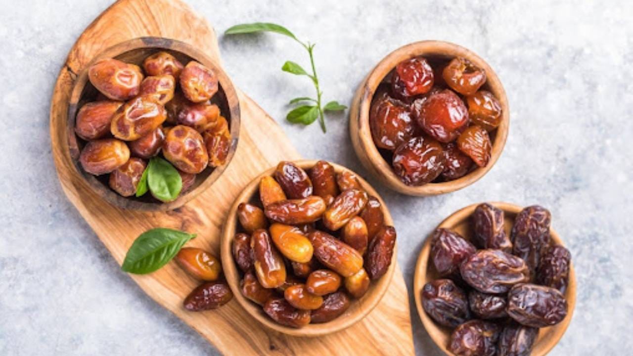 সেই সঙ্গে একাধিক ভিটামিন এবং ম্যাগনেশিয়াম, কপার, আয়রনের মতো খনিজ রয়েছে খেজুরে। এর জেরে শরীরকে সচল রাখতে সাহায্য করে। তাই রোজা ভেঙে খেজুর খাওয়া ভালো অভ্যাস হিসাবেই ধরা হয়। 