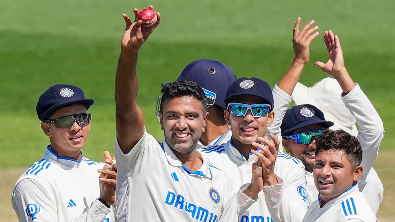 Ravichandran Ashwin: সেঞ্চুরি টেস্টে ওয়ার্ন-মুরলীর রেকর্ডে ভাগ বসালেন অশ্বিন Ravichandran Ashwin: সেঞ্চুরি টেস্টে ওয়ার্ন-মুরলীর রেকর্ডে ভাগ বসালেন অশ্বিন
