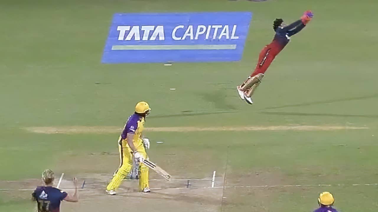 Richa Ghosh: অবিশ্বাস্য! লেগ সাইডে রিচার ক্যাচে ভাষা হারালেন ধারাভাষ্যকাররা