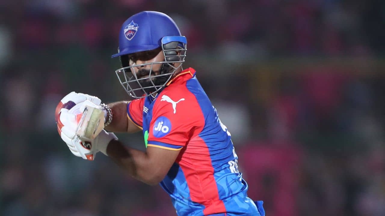 Rishabh Pant: রাগে ফুঁসছেন ঋষভ পন্থ, ব্যাট দিয়ে সজোরে আঘাত করলেন...