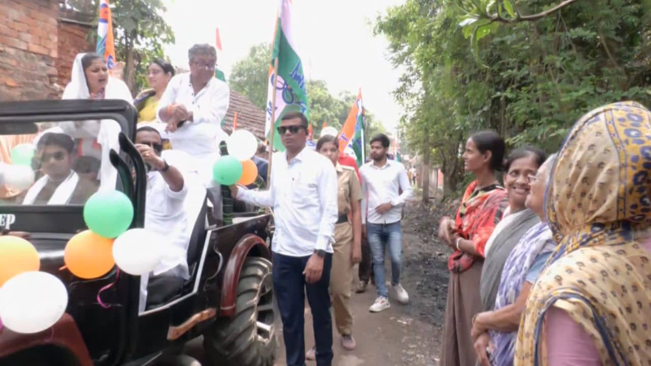 Saayoni Ghosh: মাথায় ওড়না, হাত জোড় করে তখন জিপে সায়নী, গাড়ি এগোতেই মহিলারা বললেন, ভোট দেব না