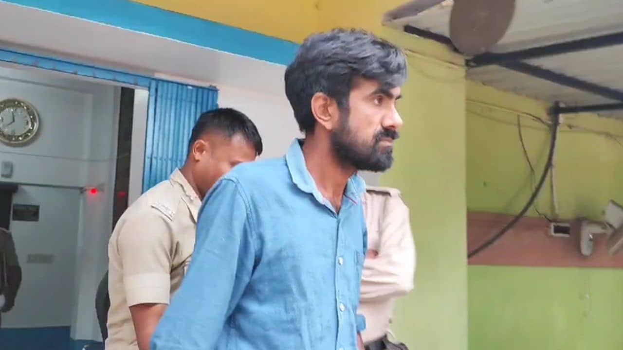Medinipur: নিজেই চুরি করে থানায় গেলেন চোর, কারণ শুনে চেয়ার ছেড়ে উঠে দাঁড়াল পুলিশও!