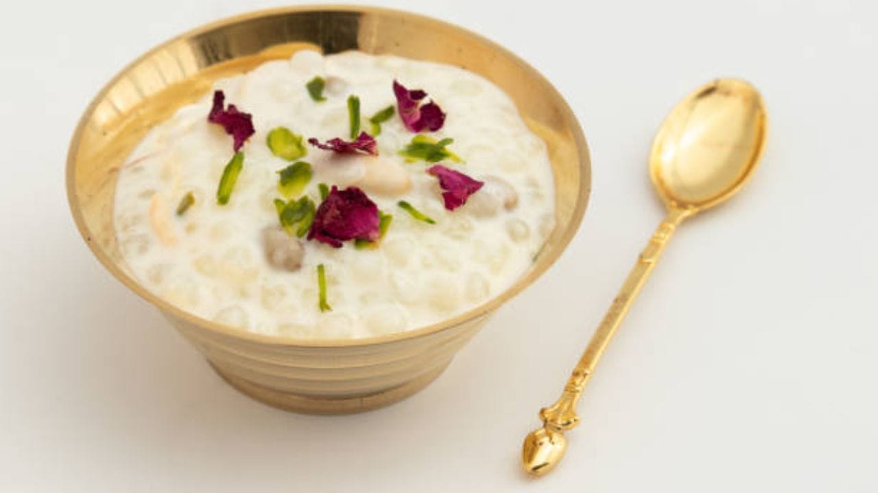 দুধ, মিষ্টি, কলা, নারকেল দিয়ে সাবু মাখা হয়। আর তা খেতে লাগে অমৃত। অনেকেই অ্যাসিডিটির ভয়ে সাবু খেতে পারেন না। আবার যেহেতু এই খাবারটি খুব মিষ্টি তাই অনেকেই এড়িয়ে চলেন। তবে এভাবে সাবু মাখলে আলাদা করে মিষ্টি দিতে হবে না