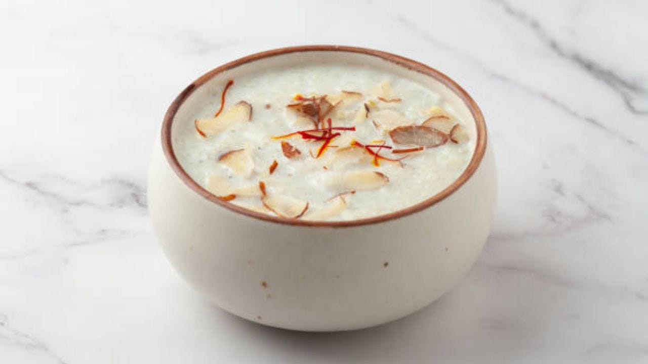 শিবরাত্রির ব্রত যেদিন রাখা হয় সেদিন উপবাস থাকে। অনেকেই আগুনে পাক করা খাবার খান না। শিবের মাথায় জল ঢেলে তারপর উপবাস ভঙ্গ করেন। শিবরাত্রির উপবাস ভঙ্গ করে যে খাবার সবচাইতে বেশি খাওয়ার চল আছে তা হল সাবুমাখা 