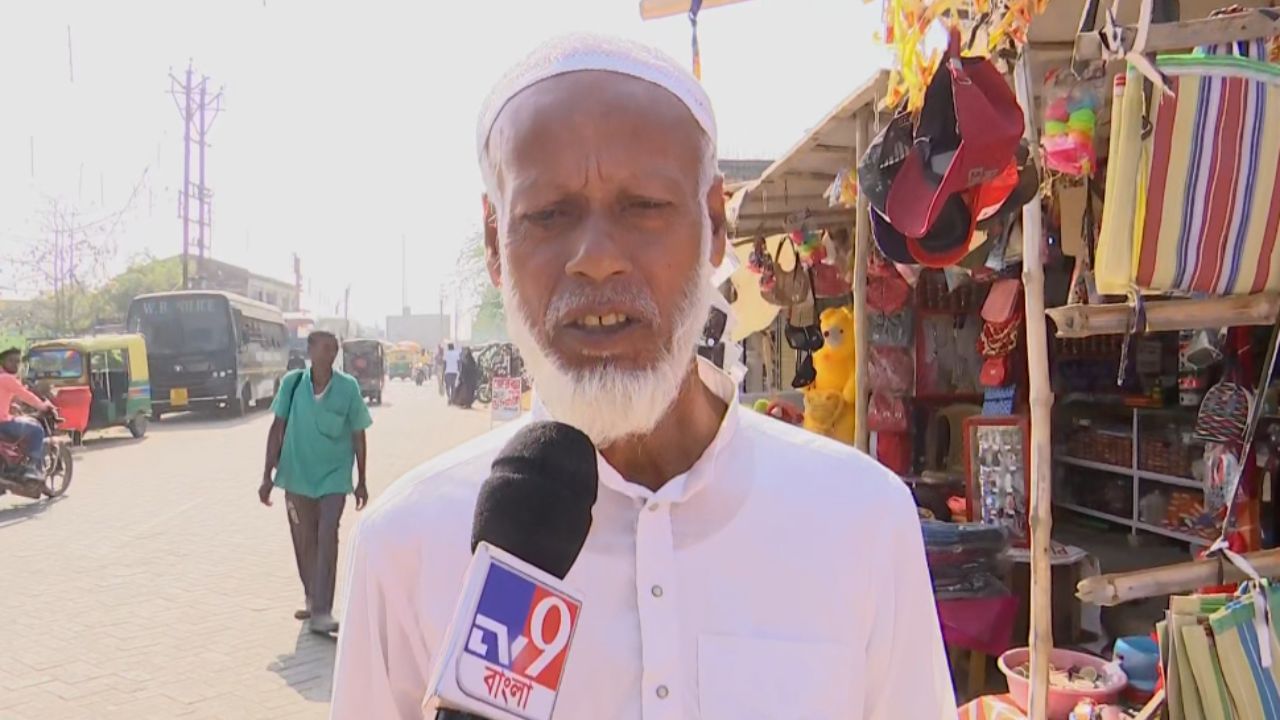  আরেক প্রবীণ বাসিন্দা বলেন, "ভালো প্রার্থী। আগেও ছিলেন। মনে হচ্ছে ভালোই হবে। নুসরত জাহান কোনওদিনই এলাকায় আসেননি। কাজও হয়নি। ওঁ এলে মনে হচ্ছে কাজ ভালো হবে।"