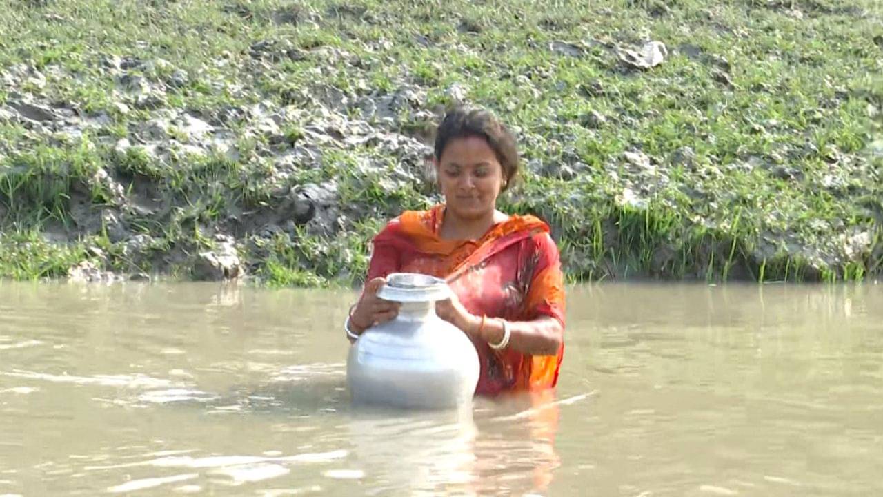Sandeshkhali: ভেজা শরীর, ভেজা কাপড়! শাহজাহানরা নেই, তারপরও ওঁদের তৃষ্ণা মেটাতে পাশের জেলায় যেতে আজও বাধ্য সন্দেশখালির মহিলারা!