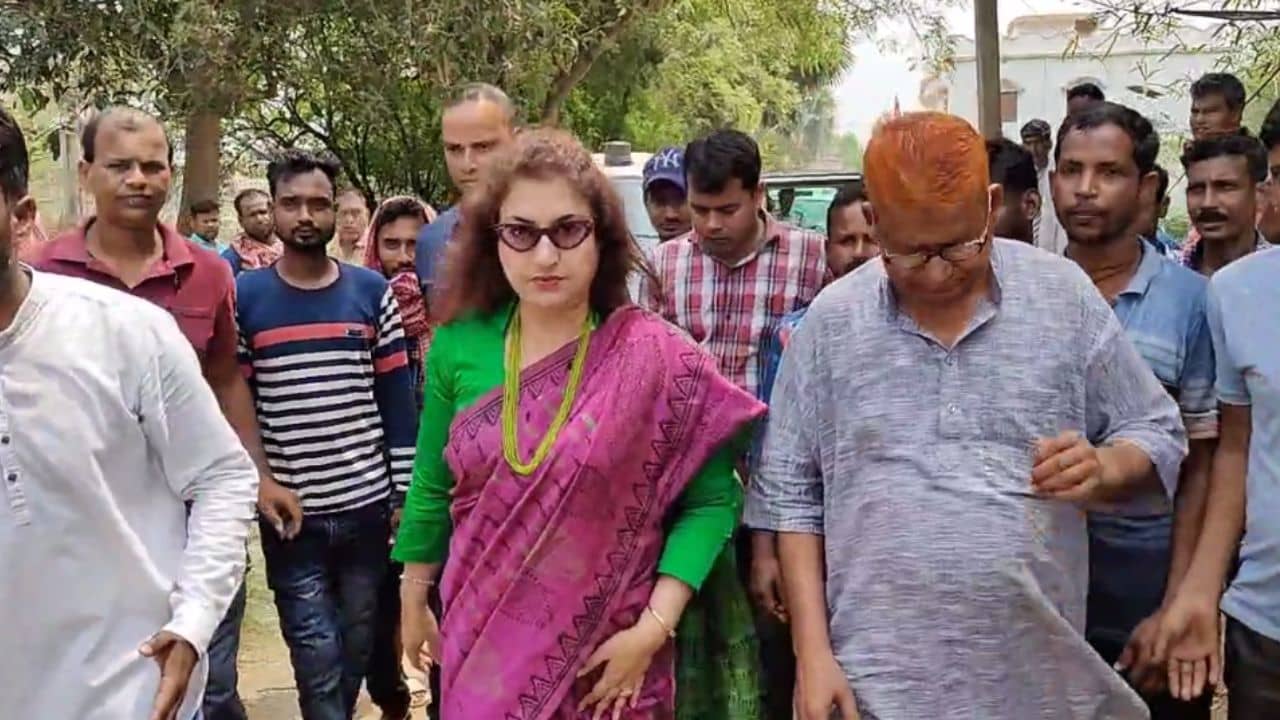 Satabdi Roy: ফাঁকা মাঠে একাই ফুটবল খেলছেন শতাব্দী, কেন বলুন তো?