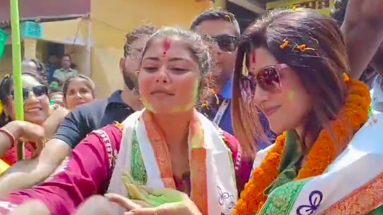 TMC: ভোট প্রচারেও দোলের হাওয়া, আবির খেলায় মেতে উঠলেন সায়নী-লাভলি